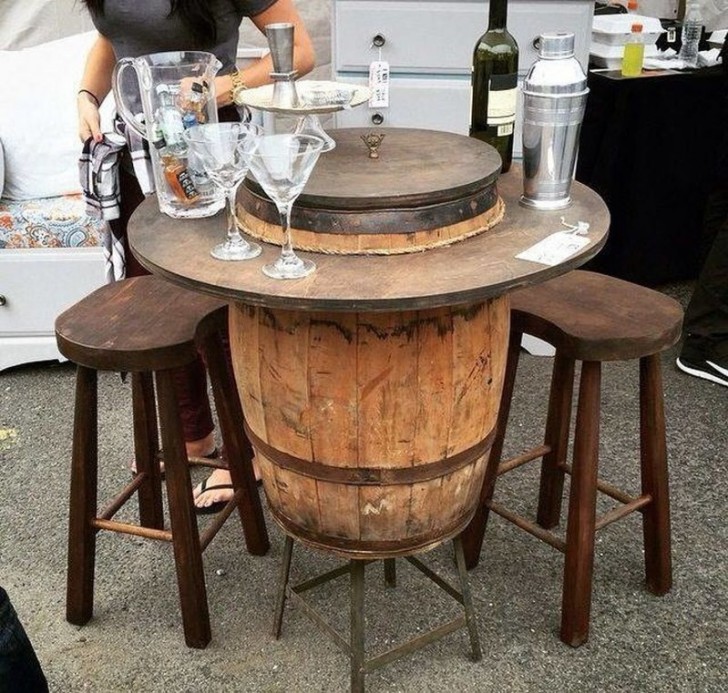 15. Un tonneau en bois se prête parfaitement à devenir une table de bar.