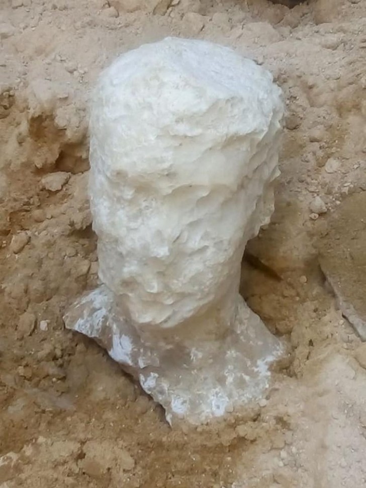 In der Nähe des Sarkophags wurden auch viele Alabasterköpfe gefunden.