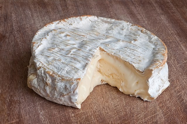 Die meisten Käse sind nicht vegetarisch: Das in der Zubereitung verwendete Lab kann aus dem Magen von Kälbern, Spanferkel oder Schweinen gewonnen werden.