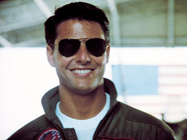 Tom Cruise rettete Ray Ban vor dem Bankrott und zeigte verschiedene Modelle der Brillenmarke in seinen erfolgreichsten Filmen der frühen 80er Jahre.