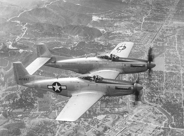 Le F-82 Twin Mustang, utilisé pendant la guerre de Corée, n'était rien de plus que deux P-51 unis. Les deux cockpits étaient pleinement fonctionnels : un conducteur pouvait dormir pendant que l'autre conduisait, lors de missions qui duraient plus de 12 heures.