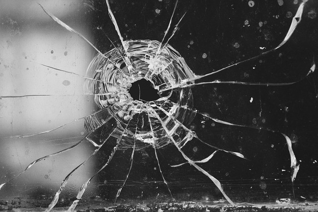 Il moderno vetro antiproiettile è resistente ai colpi solo da un lato: dall'interno il vetro lascia passare i proiettili.