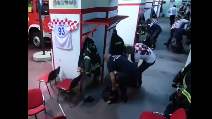 Soudain, précisément pendant l'action qui aurait mis l'équipe croate au premier plan, l'alarme sonne : la vitesse à laquelle les pompiers sautent de leur chaise et se retrouvent sur le camion de pompiers est impressionnante !