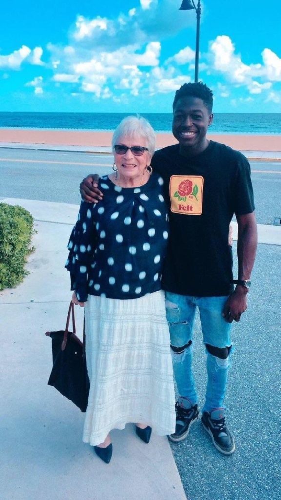 1. En 22-åring från Harlem blev vän med en 81-årig dam. Här hälsar han på hos sin nya vän.