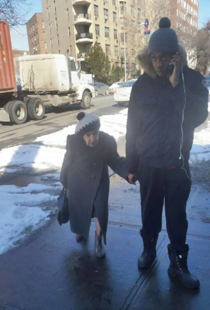 2. Um dia ele ajudou está senhora a atravessar a rua congelada, hoje é um hábito.