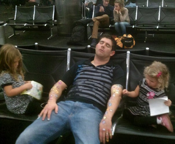 21. So schläft ein Vater am Flughafen.