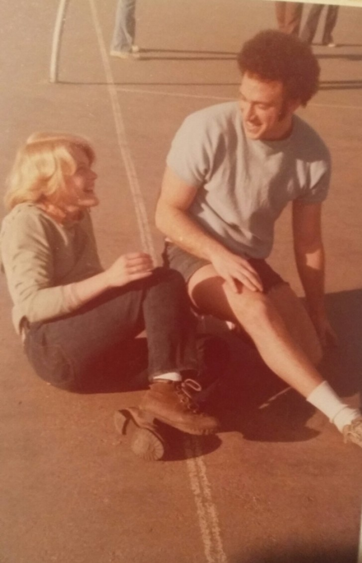 "El momento exacto en que mis padres se conocieron, luego de haberse encontrado en un partido de voleibol.