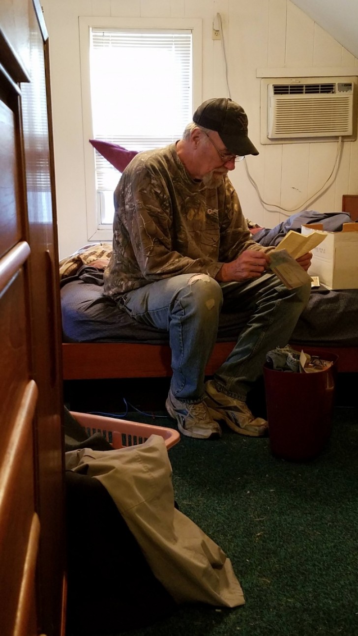 "Min pappa medan han läser ett brev som han skrivit till sin mamma 1968 när han var soldat i Vietnam. Han läser det igen för första gången sedan dess och det tar honom mer än en timme."