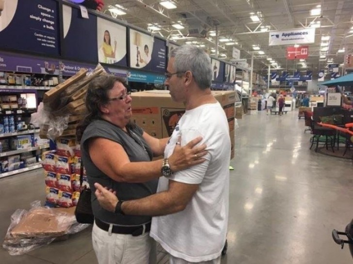"This woman has given her electric generator to this man, because he was unable to find even one in the stores, due to the arrival of a hurricane. His father would not have survived without his oxygen machine."