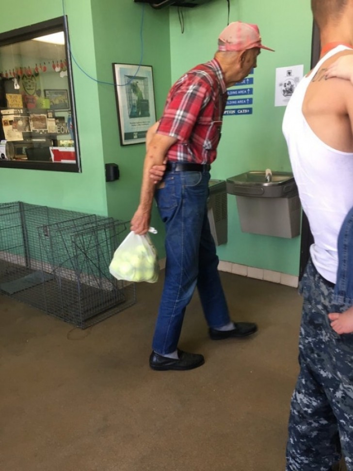 Este homem deu de presente ao refúgio de animais uma sacola cheia de bolinhas para que os cães brincassem.