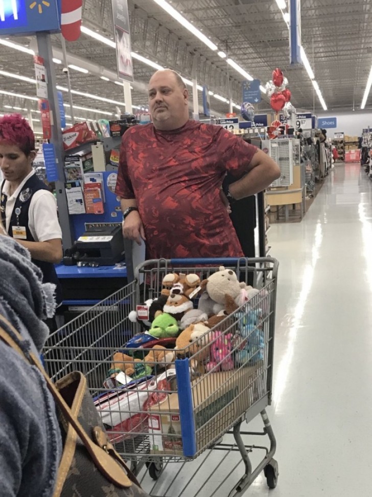 "Cada año este hombre compra juguetes, se viste de Papa Noel y los lleva a niños que estan internados en el hospital".