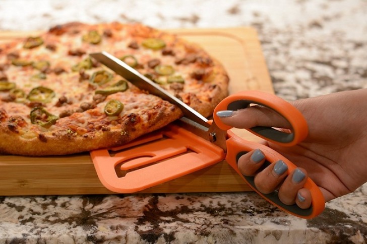23. Ciseaux à pizza avec support à tranches inclus.