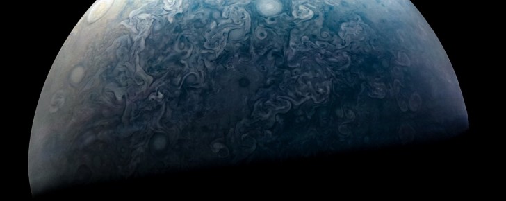 3. Juno war die erste Sonde, die die Pole des Planeten fotografierte.