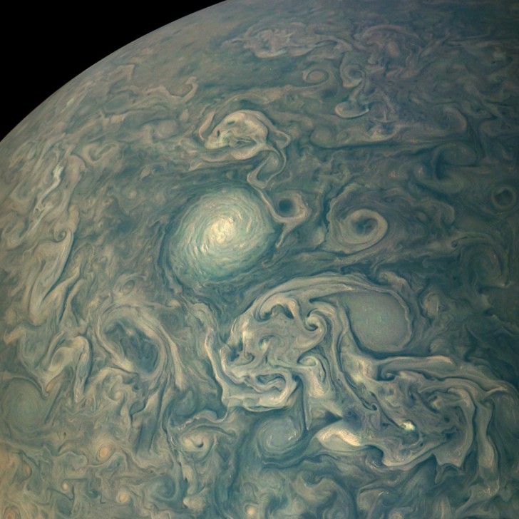 6. Les motifs créés par les tempêtes de Jupiter sont presque hypnotiques.