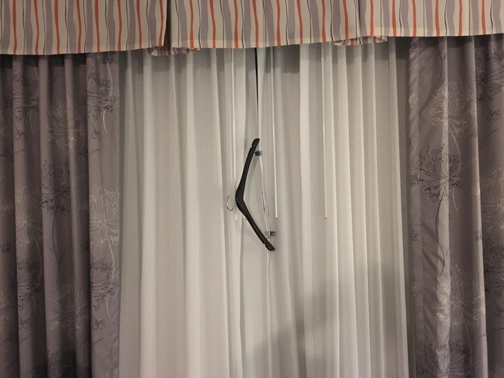 Har även ni såna där gardiner som vägrar att stänga sig? Här är lösningen.
