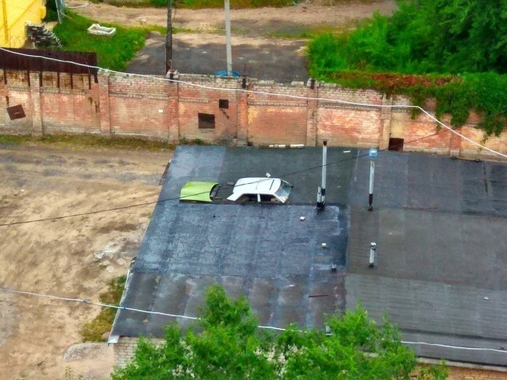 L'imagination d'un garçon qui a mis une voiture sur le toit du garage.