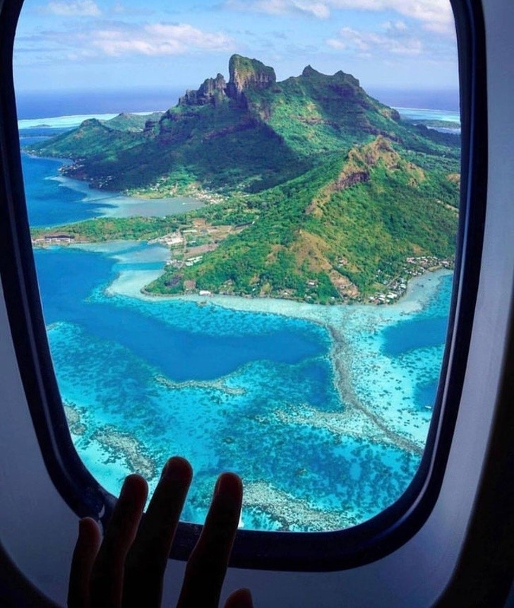 De luchtfoto van Bora Bora lijkt een denkbeeldige plaats.