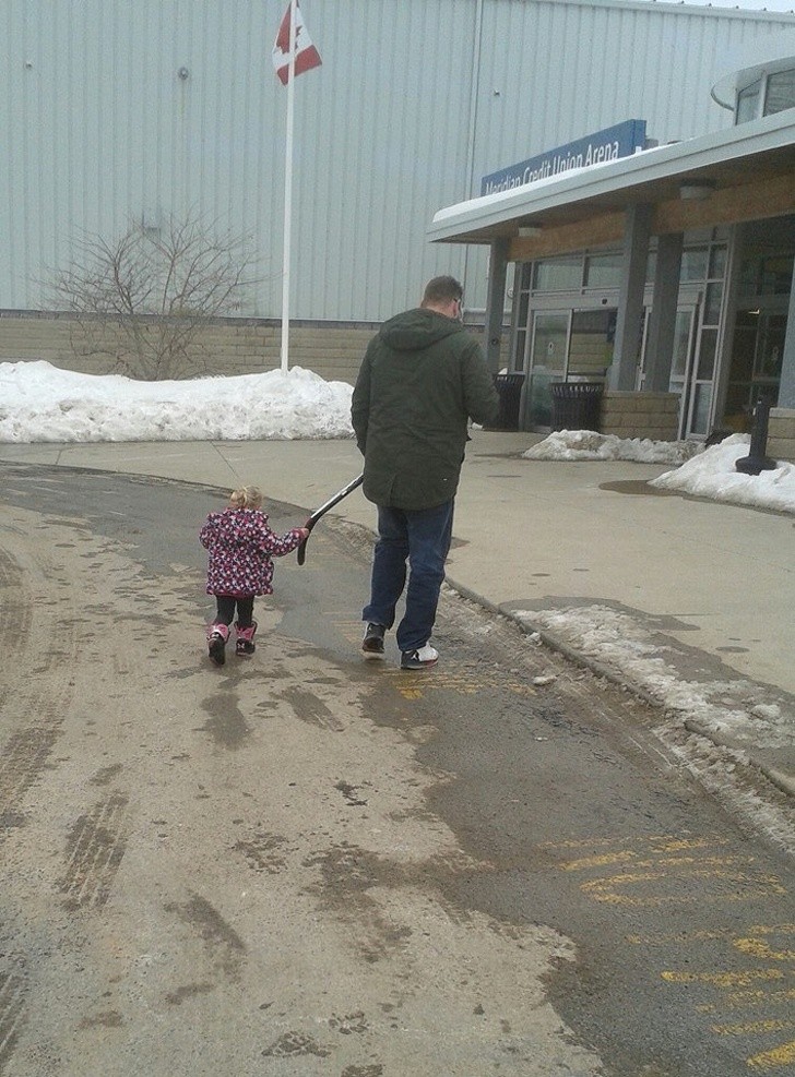 4. L'hockey è lo sport più popolare del Canada e questo papà è un vero canadese.