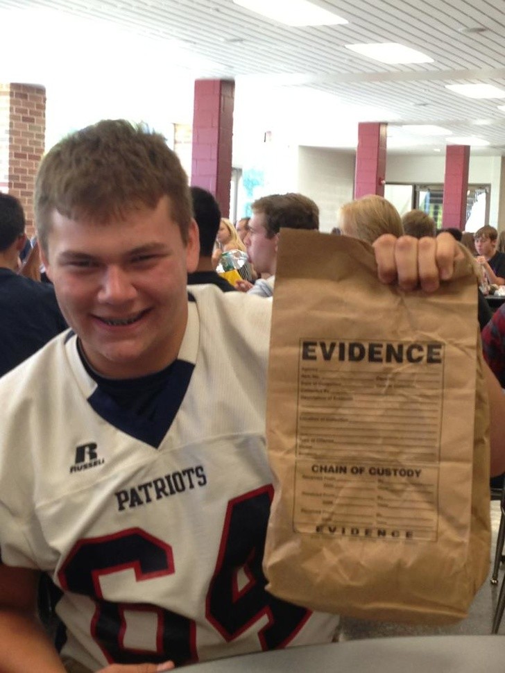 7. This police officer dad had run out of lunch bags so he put the food in the bag normally used for collecting evidence!