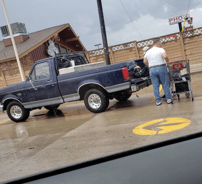 O homem que dá uma carona para um sem teto.