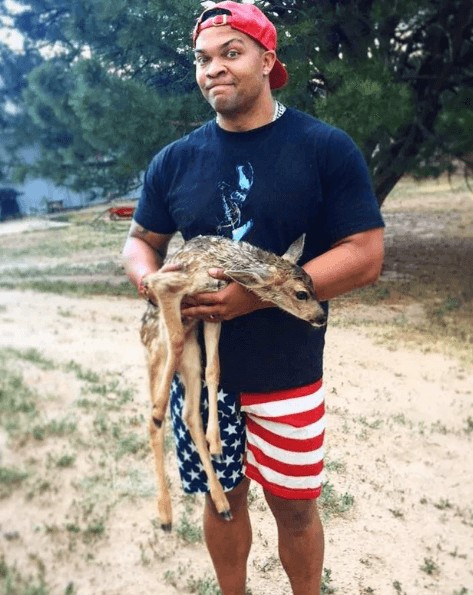 Le jeune homme qui a sauvé un cerf d'une attaque de plusieurs chiens.