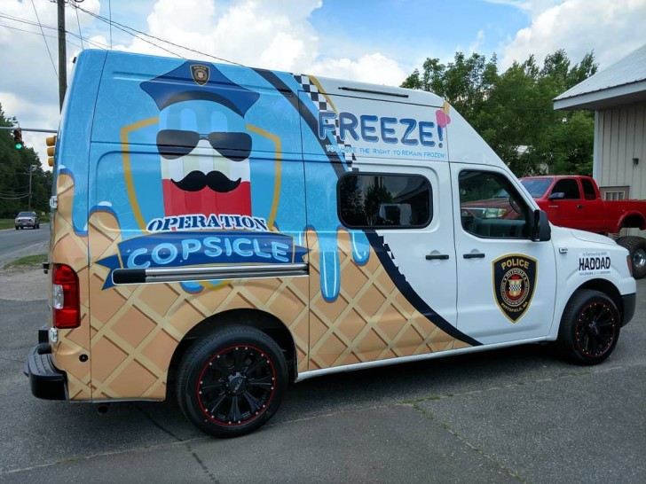 La police donne des glaces aux enfants dans une camionnette spéciale.