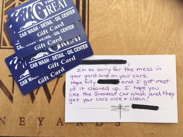 Grannen som lämnar presentkort på biltvätt och skriver ett kort där han ber om ursäkt för fyrverkerierna som de skjutit i trädgården som lämnat rester på din bil.