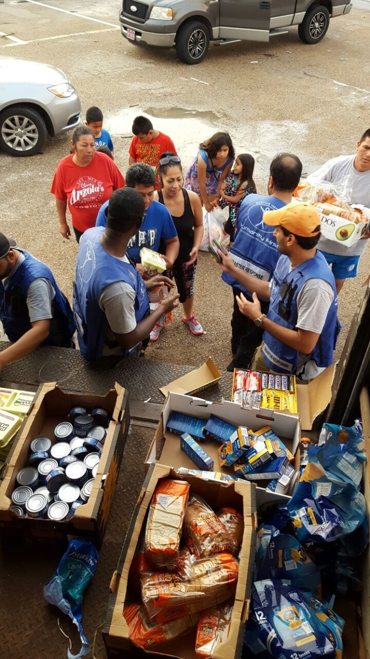 1. Freiwillige verteilen Lebensmittel nach der Huston-Flut.