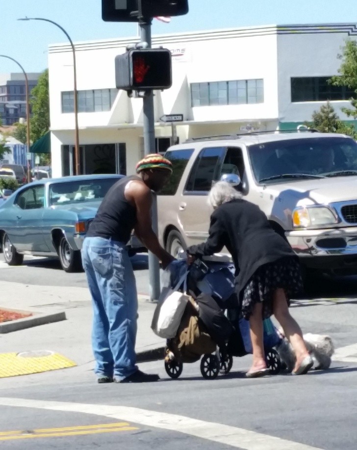 9. Un homme aide une vieille dame handicapée.