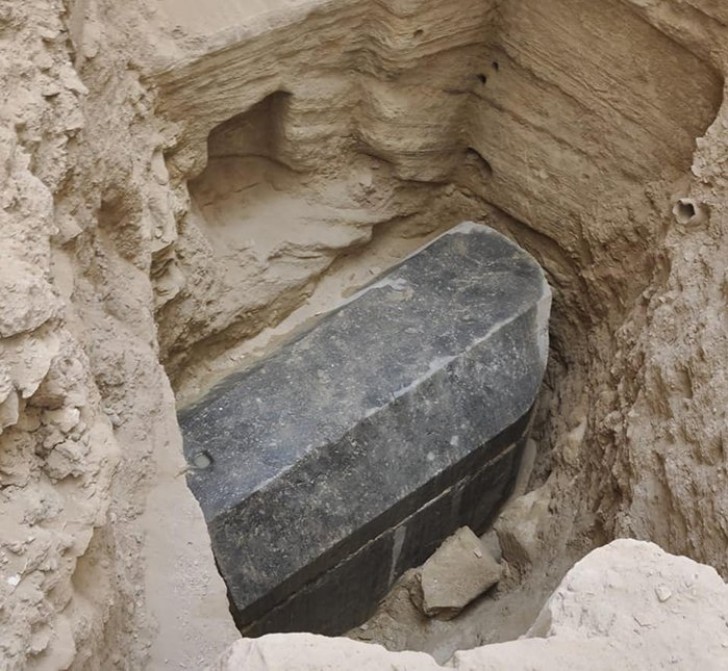 In de sarcofaag werd ook een roodkleurige vloeistof gevonden, wat gelijk voor argwaan zorgde.