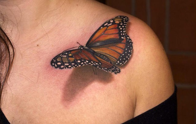 6. Een vlinder rust op de schouder.