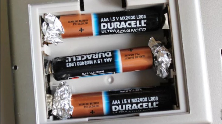 13. Wanneer de batterijen niet de juiste maat hebben, is er altijd nog aluminiumfolie.