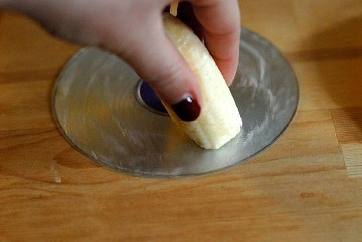 2. A banana can eliminate light scratches on CDs!
