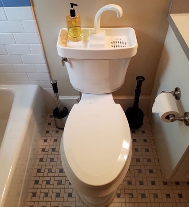 2. Toilettes avec lavabo intégré.