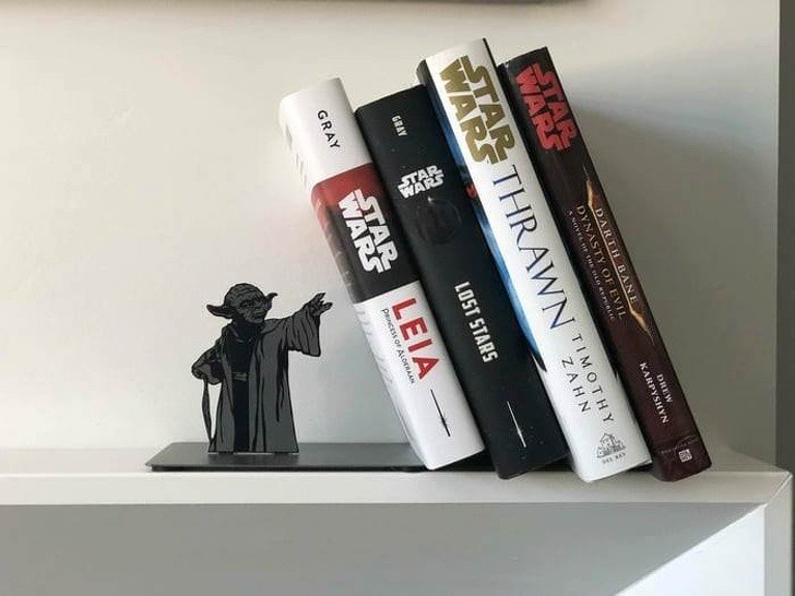 5. La force de Yoda bloque les livres.
