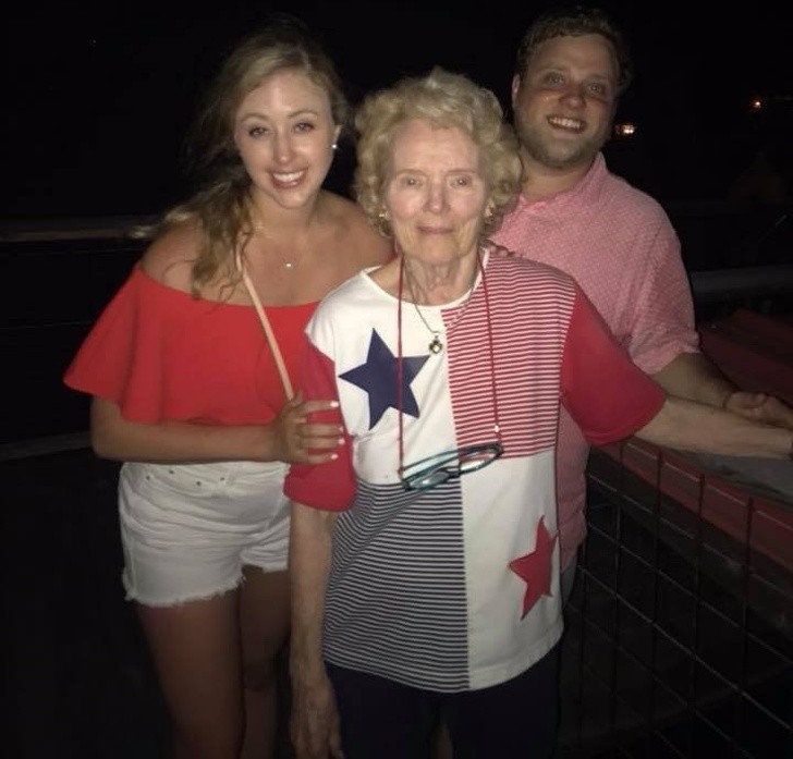4. Chaque 4 juillet, Grand-mère célèbre l'Amérique dans cette robe bleue, blanche et rouge avec des étoiles. C'est seulement avec les Championnats du Monde que nous avons découvert que c'est le drapeau du Panama.