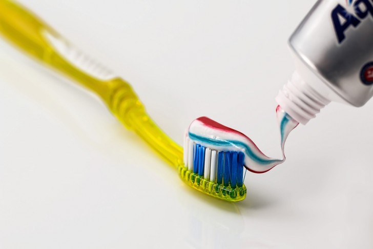 10. Utilisez-vous le dentifrice tel indiqué dans les publicités ? Sachez que c'est inutile.....