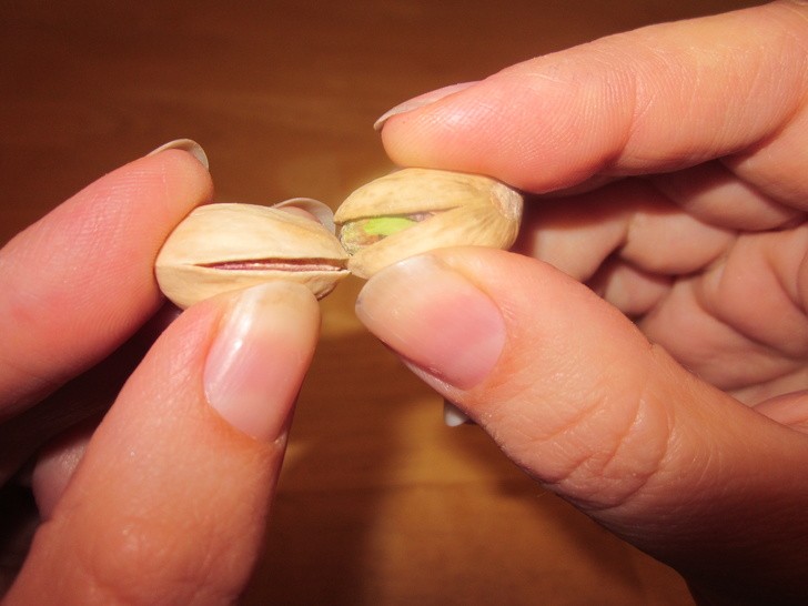 4. Pour ouvrir une pistache, vous n'avez pas besoin de casser vos ongles : utilisez juste une autre pistache !