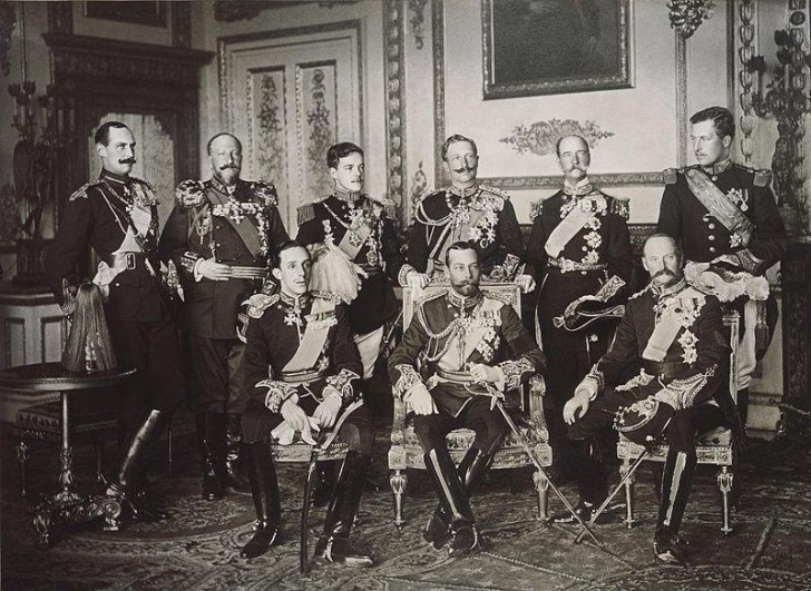 Neun europäische Monarchen treffen sich bei der Beerdigung des Königs des Vereinigten Königreichs Edward VII: Es war die größte Versammlung der europäischen Königshäuser in der Geschichte (1910).