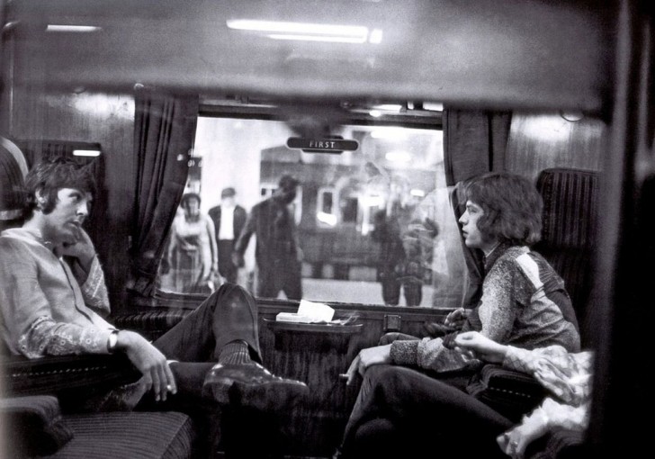 Paul McCartney und Mick Jagger an der Euston Station, London, 1967.
