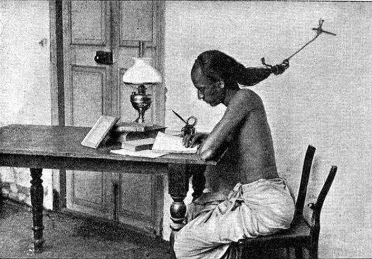 Un étudiant à l'Université indienne de Madras, pendant qu'il étude avec ses cheveux attachés à un clou pour l'empêcher de s'endormir, 1905.