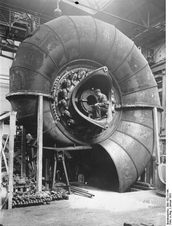 Eine Spiralturbine im Bau in Deutschland, bestimmt für ein Kraftwerk in Norwegen, 1928.
