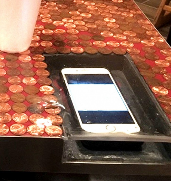 De tafels in deze kroeg hebben een vak waarin je je smartphone veilig kunt wegleggen.