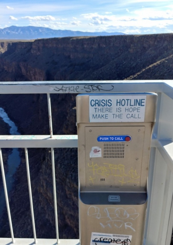 Op deze brug is er een telefoon voor noodoproepen.
