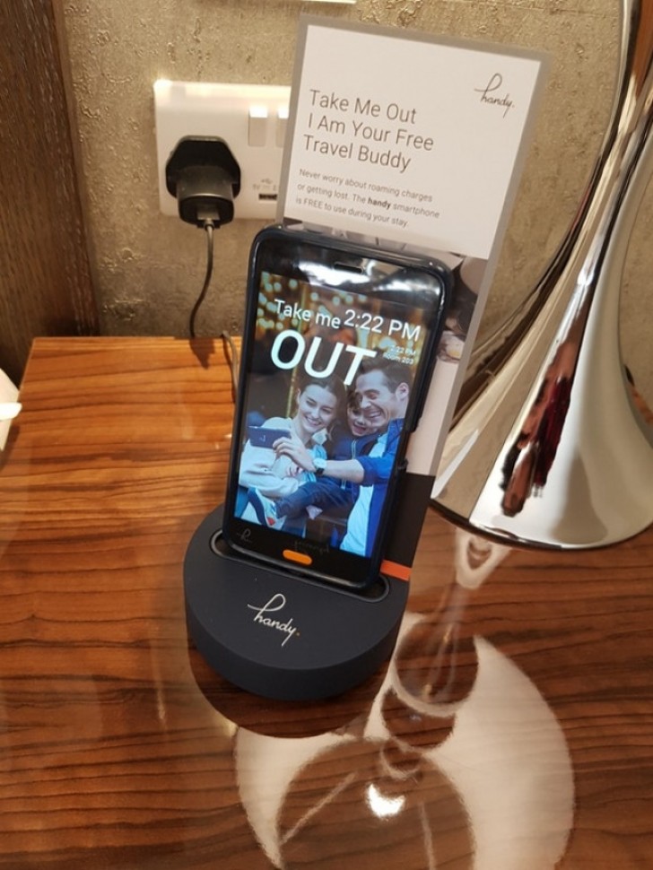 In de kamers van dit hotel tref je een smartphone aan met internet en kosteloze telefoontjes.