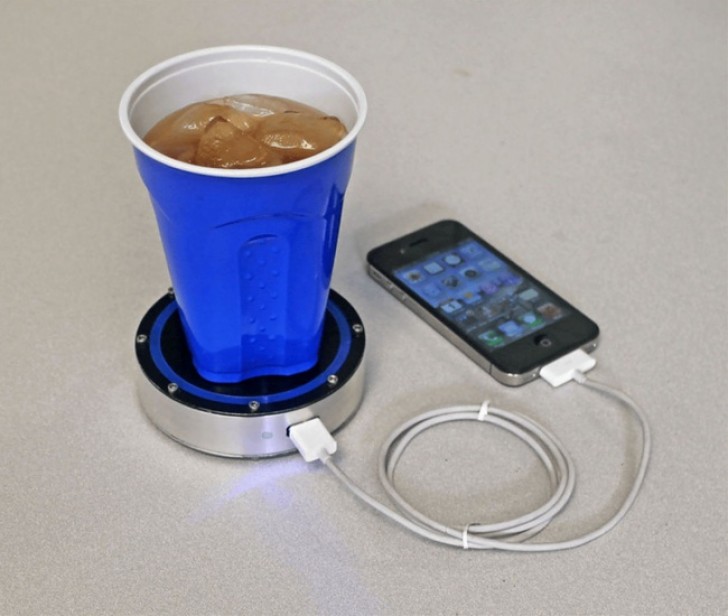 Una piastra riscaldante con porta USB per tenere calde le bevande.