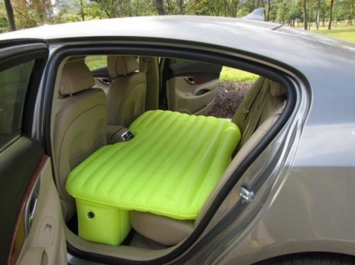 Aufblasbare Matratze für die Sitze auf der Rückseite von Autos.