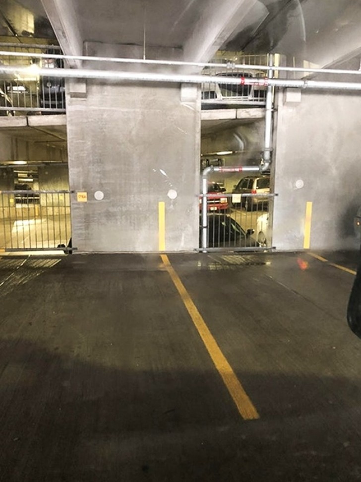In deze parkeergarage zijn er verticale lijnen geschilderd die mensen helpen beter in te kunnen parkeren.