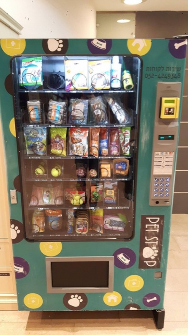 Un distributeur automatique de produits pour les animaux.