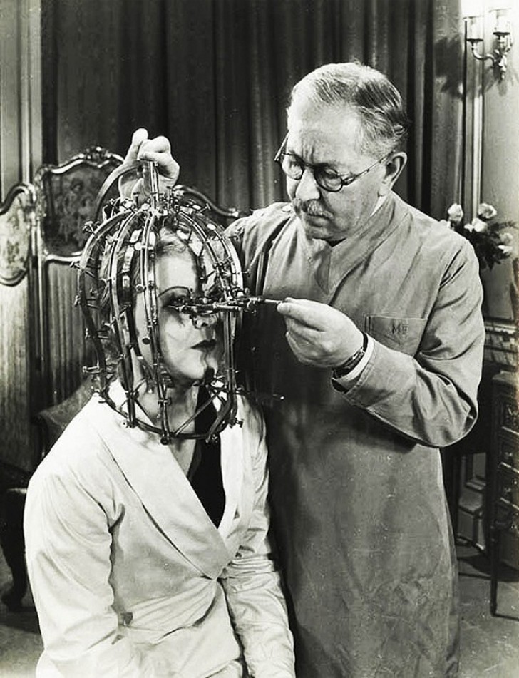 Beauty-Meter, um den Make-up-Künstlern die zu schminkenden Gesichtsteile zu zeigen, 1937.